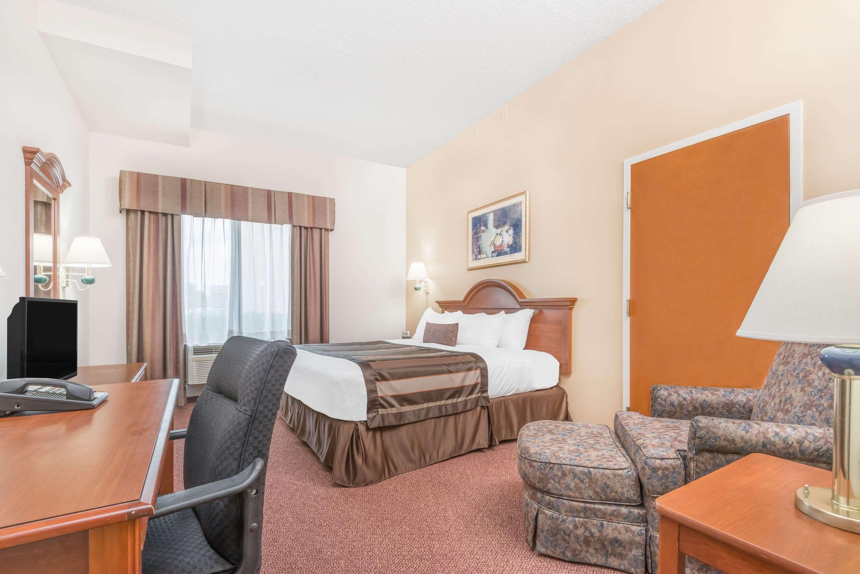 Wingate By Wyndham Hotel