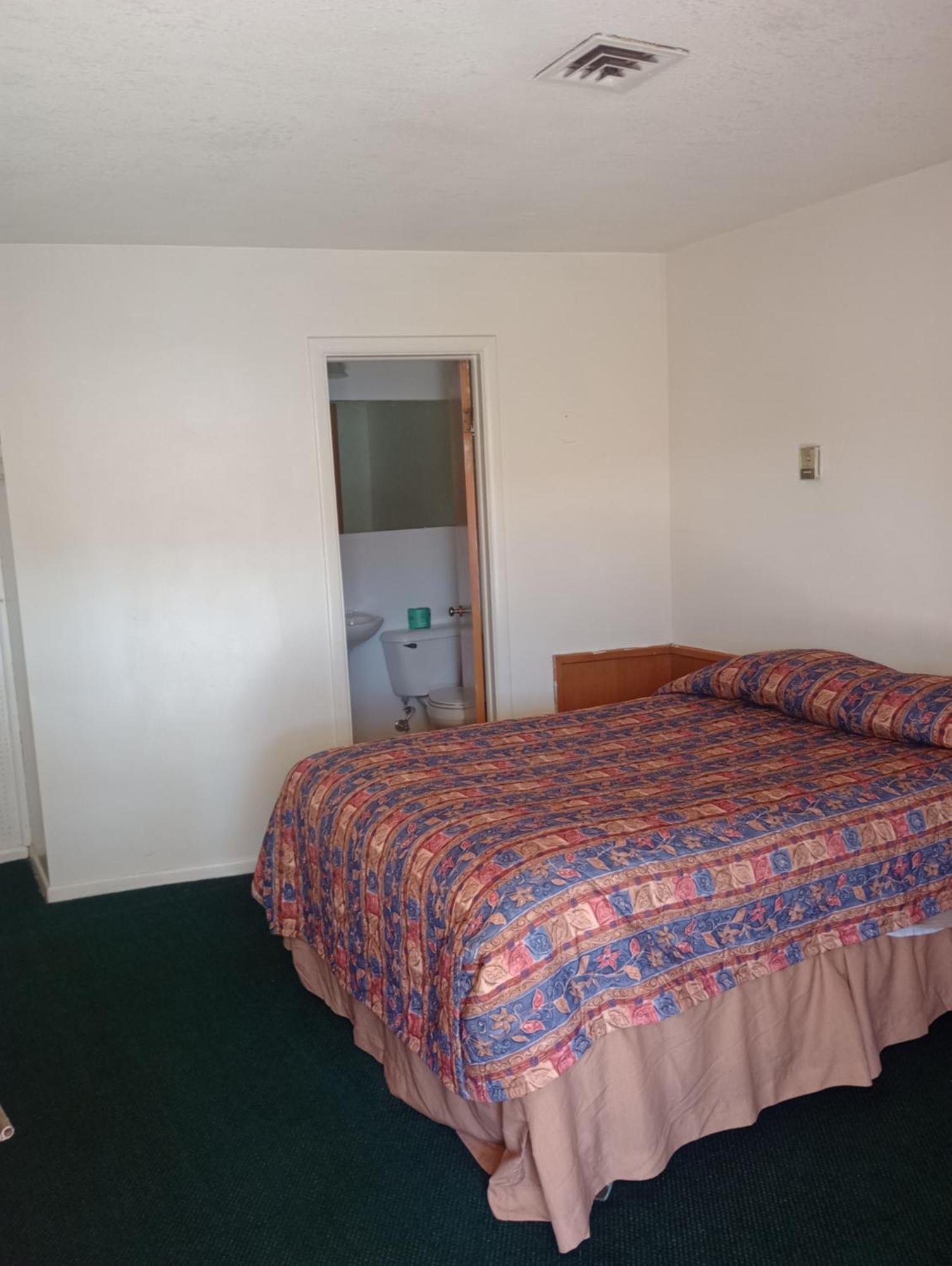 East Gate Motel *
